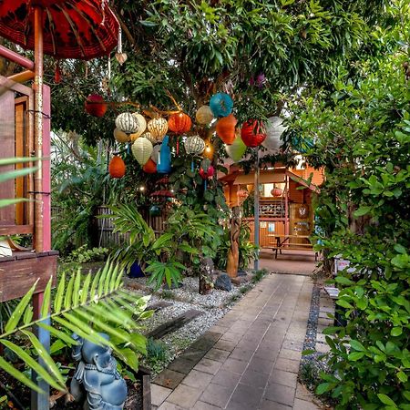 Travellers Oasis Hostel Cairns Bagian luar foto Entrance to the restaurant