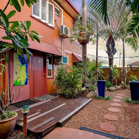 Travellers Oasis Hostel Cairns Bagian luar foto The courtyard of the house