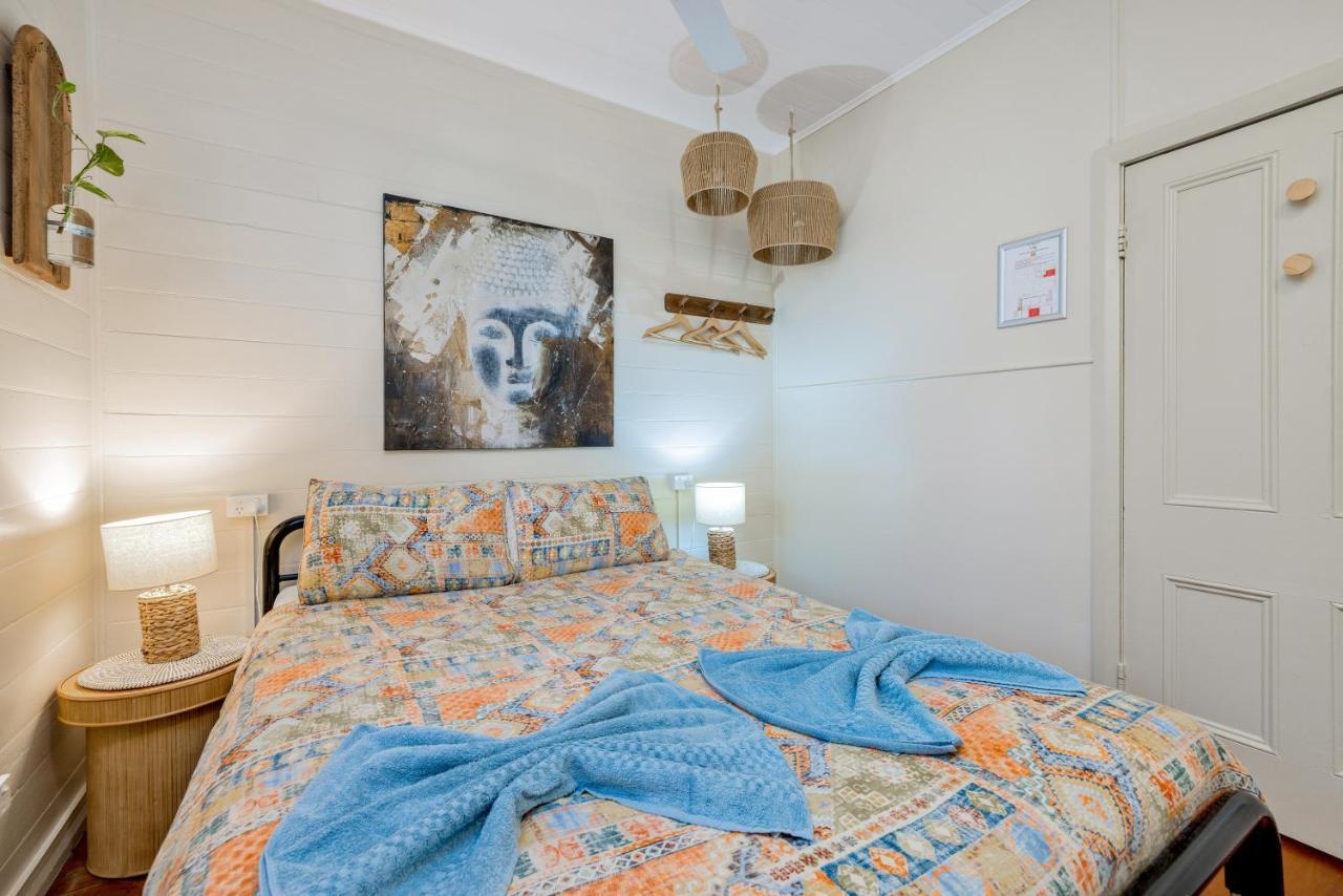 Travellers Oasis Hostel Cairns Bagian luar foto A bedroom at the hotel