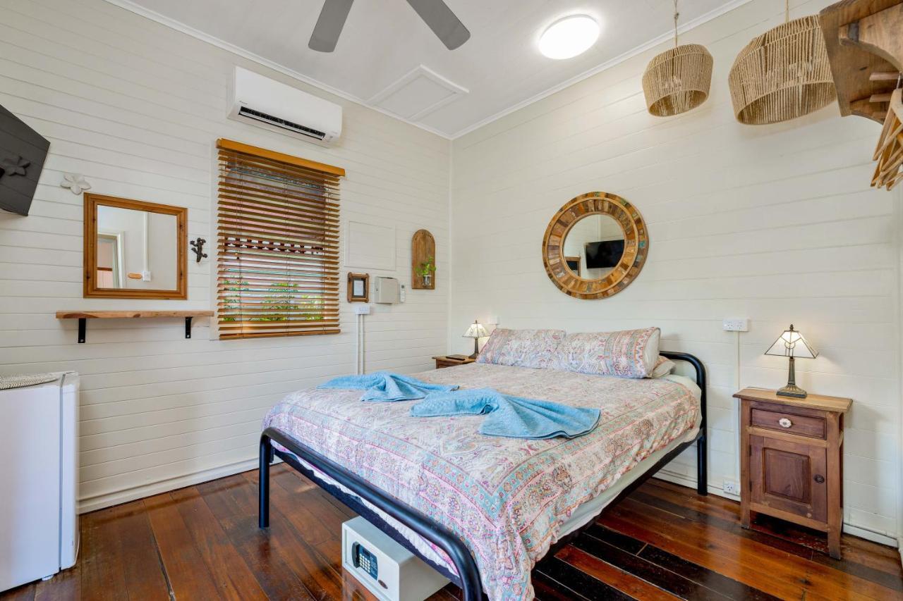 Travellers Oasis Hostel Cairns Bagian luar foto A bedroom at the station
