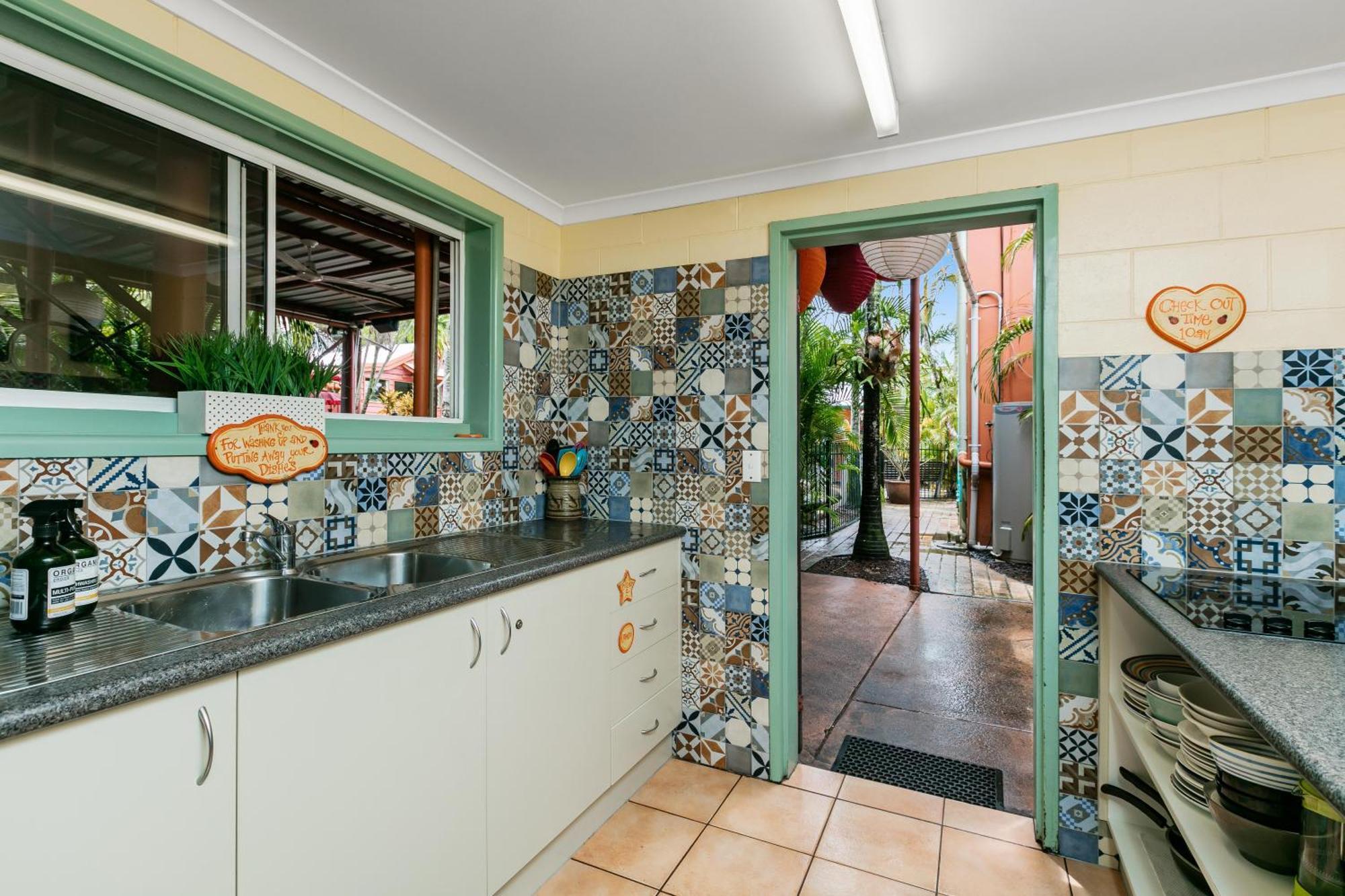 Travellers Oasis Hostel Cairns Bagian luar foto