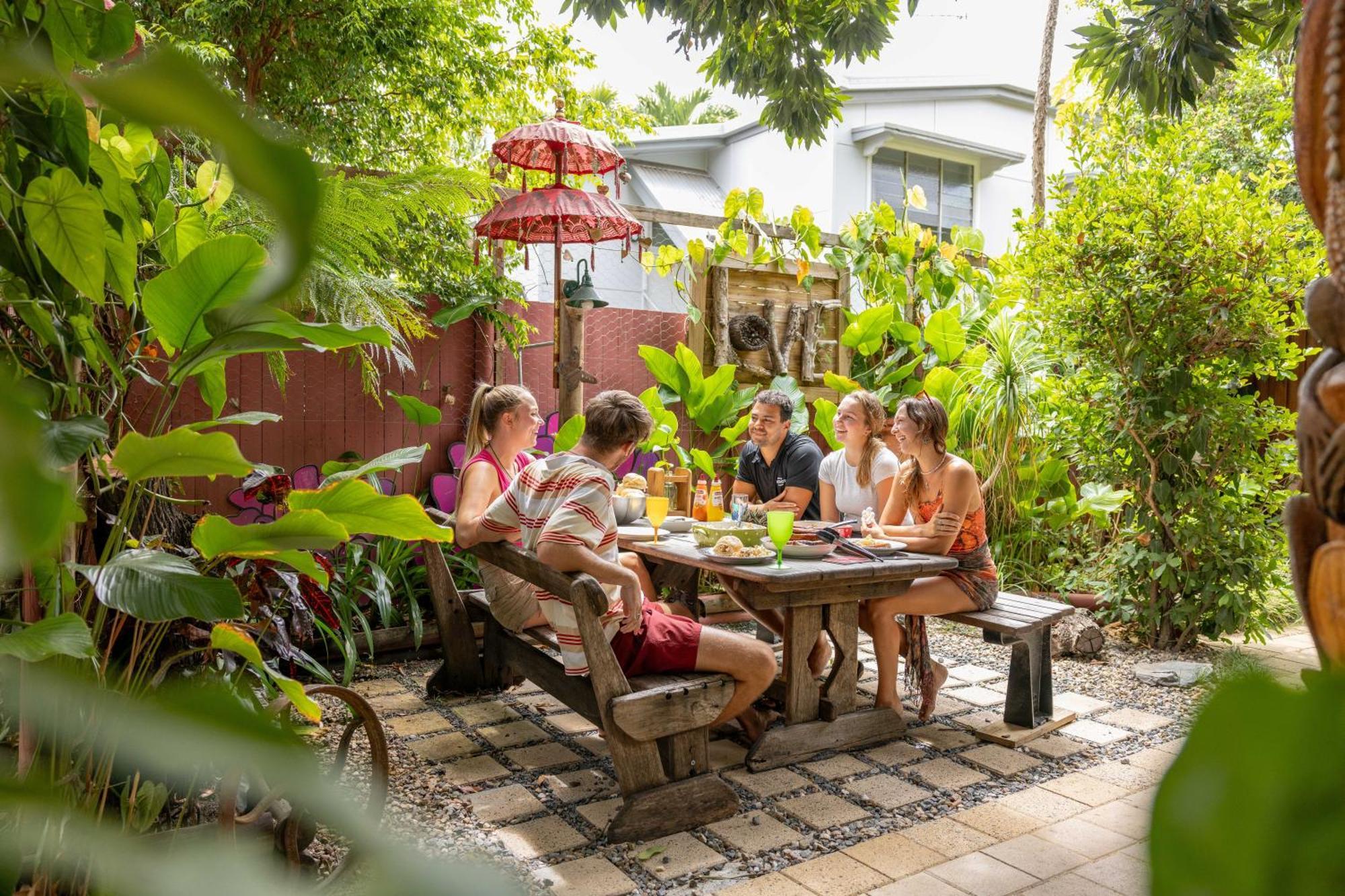 Travellers Oasis Hostel Cairns Bagian luar foto