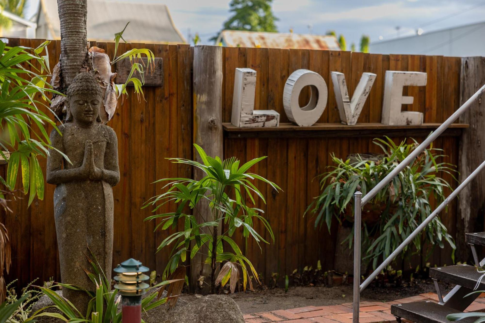 Travellers Oasis Hostel Cairns Bagian luar foto