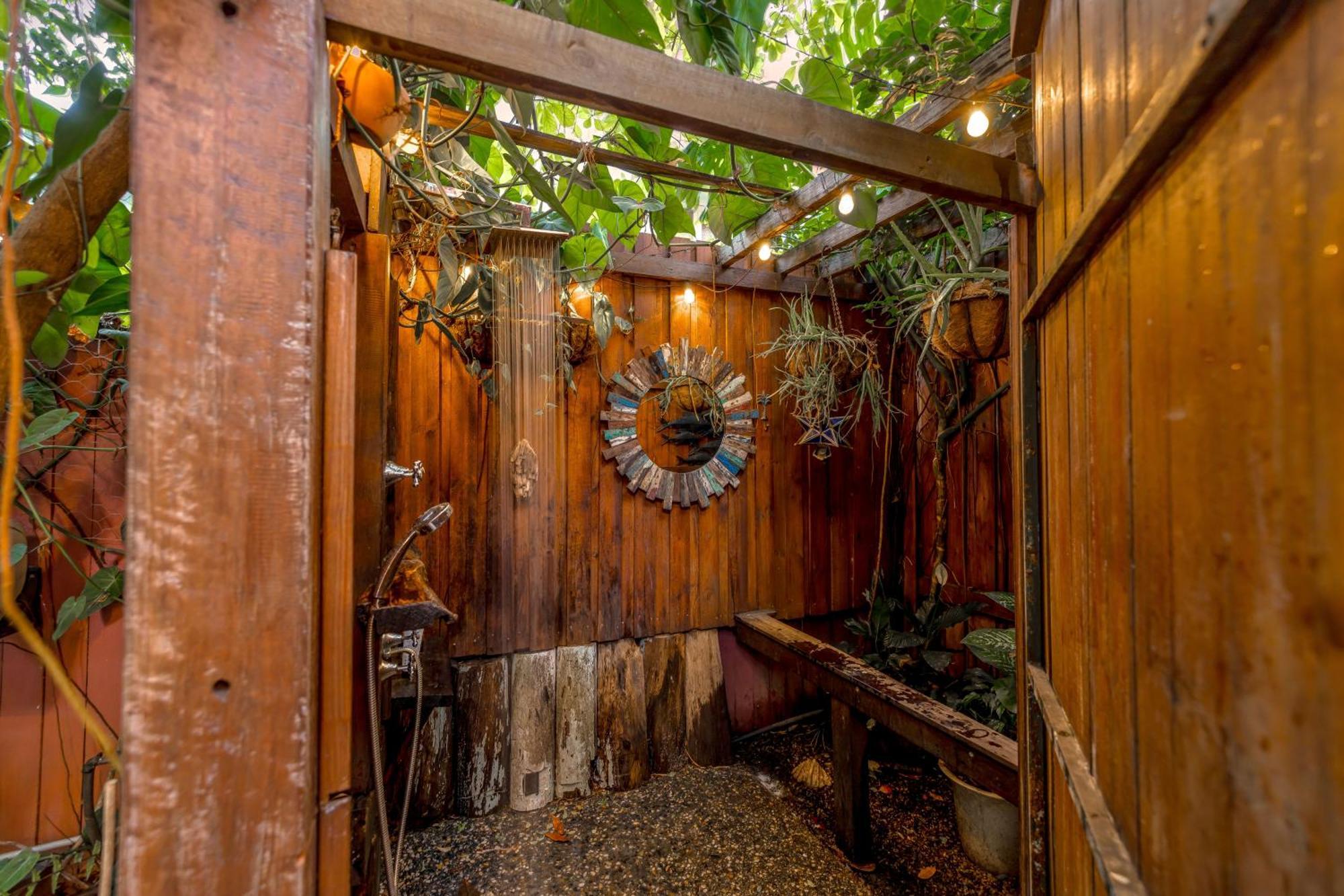 Travellers Oasis Hostel Cairns Bagian luar foto The outdoor shower at the Garden of Eden