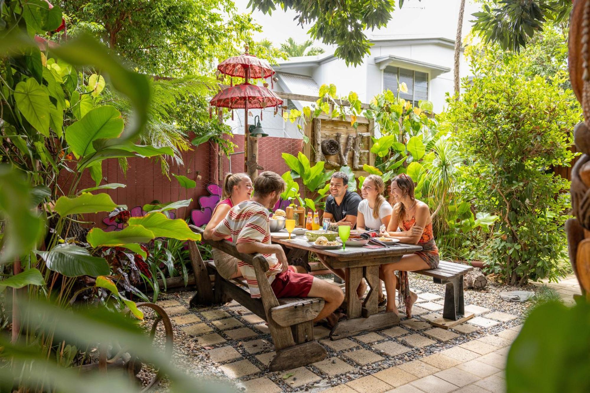 Travellers Oasis Hostel Cairns Bagian luar foto