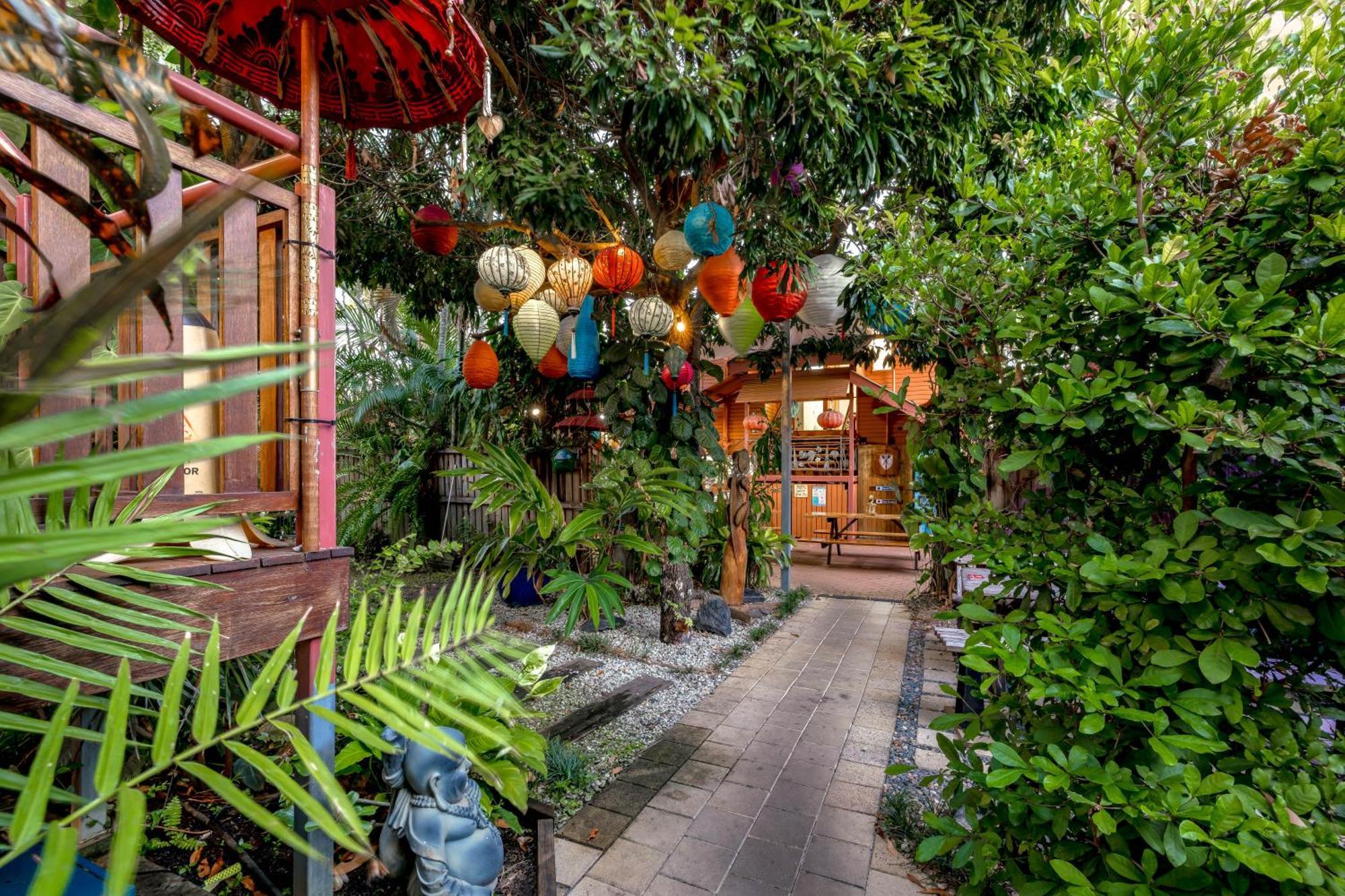 Travellers Oasis Hostel Cairns Bagian luar foto Entrance to the restaurant