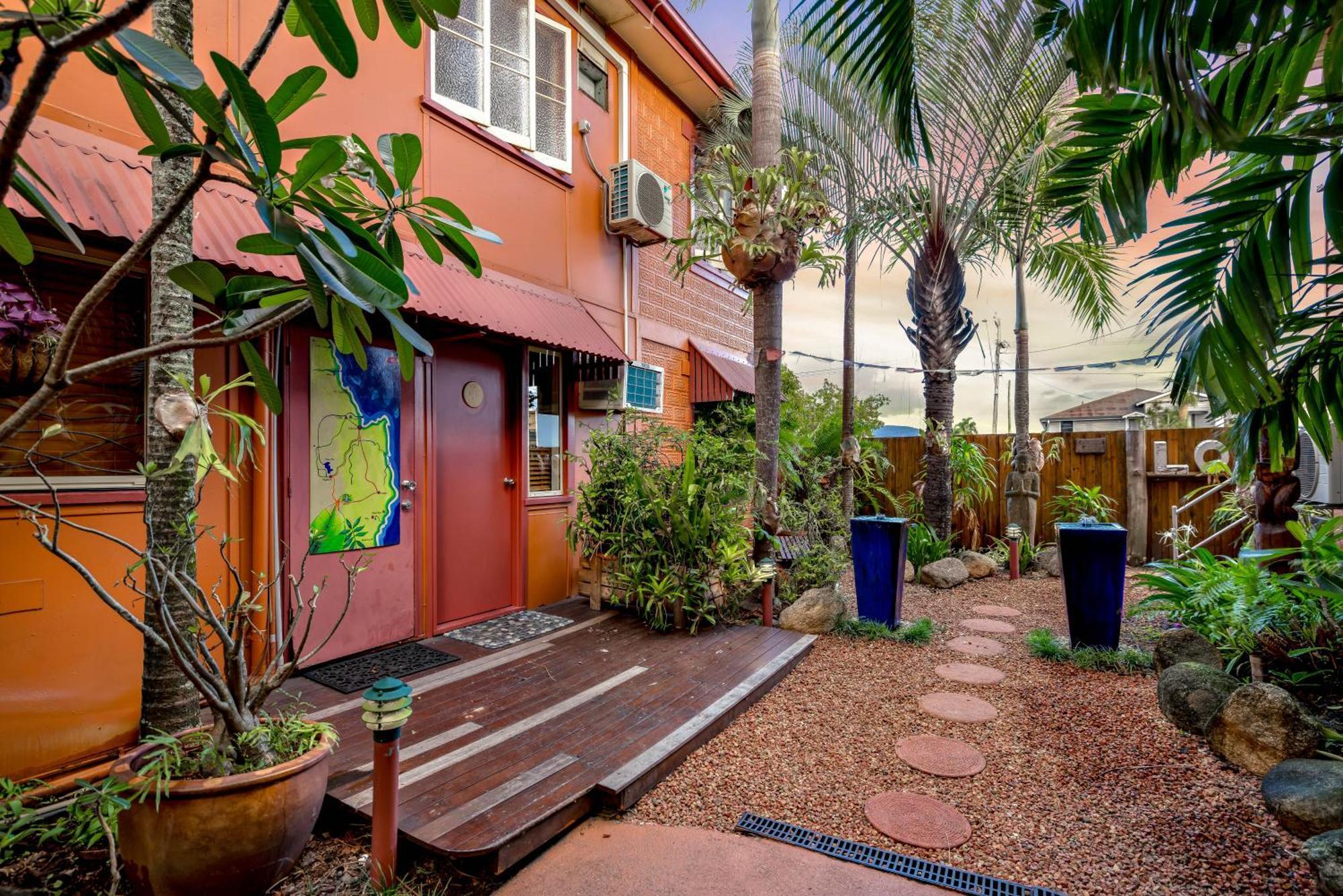 Travellers Oasis Hostel Cairns Bagian luar foto The courtyard of the house