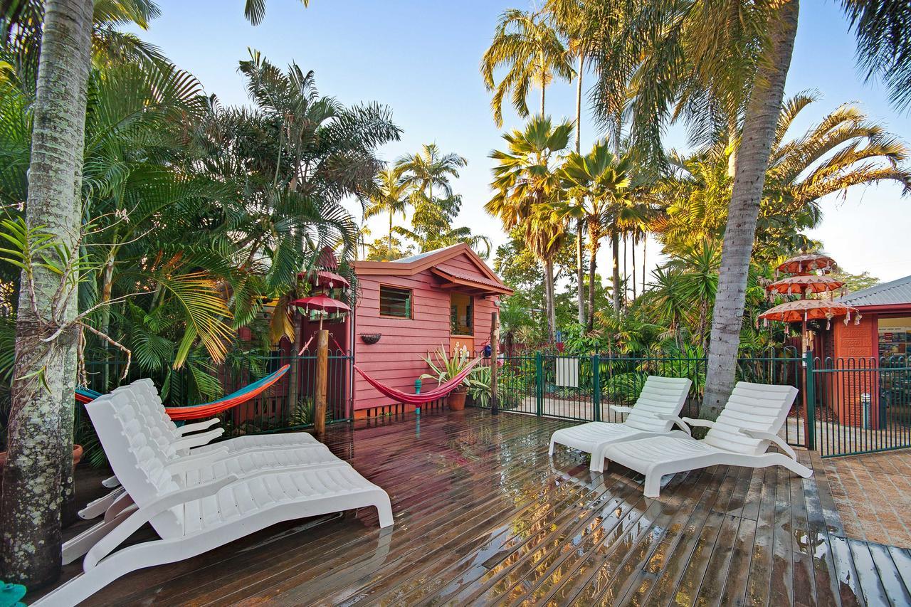 Travellers Oasis Hostel Cairns Bagian luar foto The Pink House