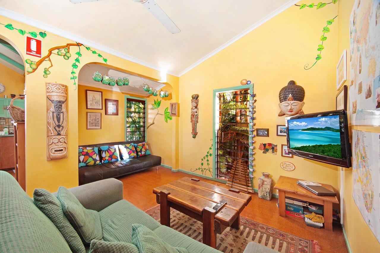 Travellers Oasis Hostel Cairns Bagian luar foto A living room