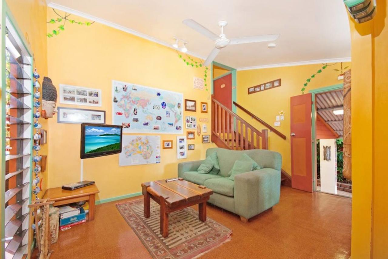 Travellers Oasis Hostel Cairns Bagian luar foto The interior of the hostel