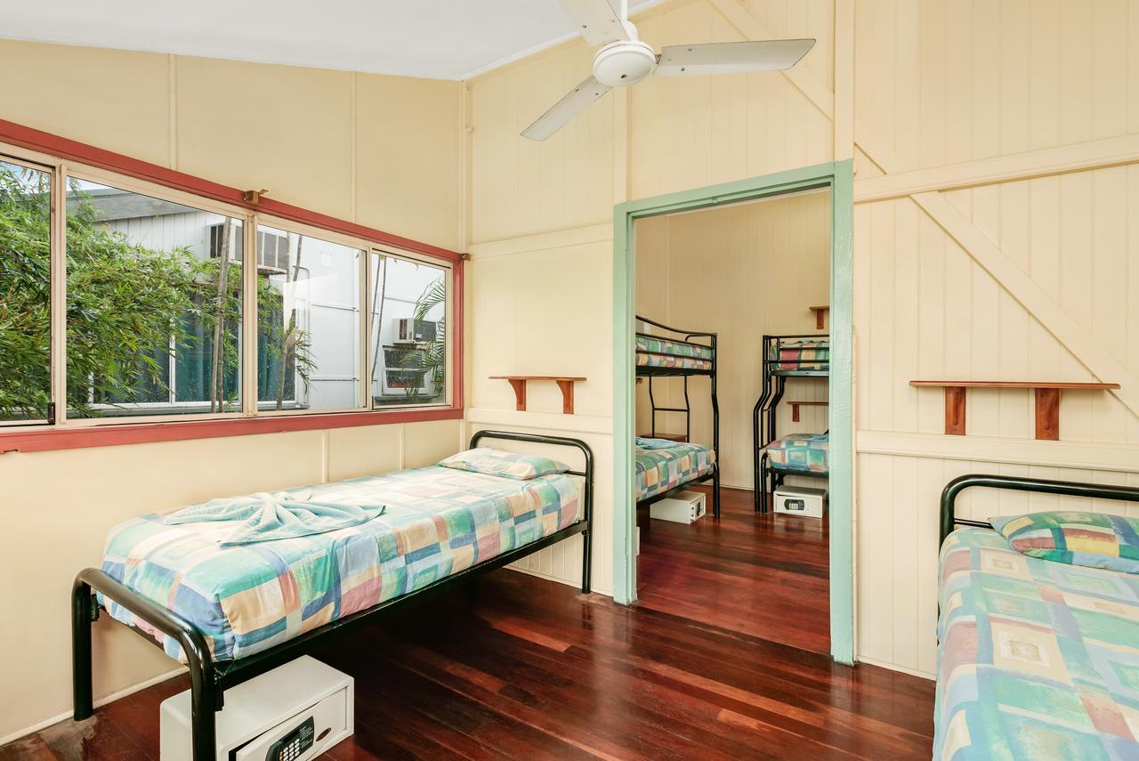 Travellers Oasis Hostel Cairns Bagian luar foto A typical room at the hostel