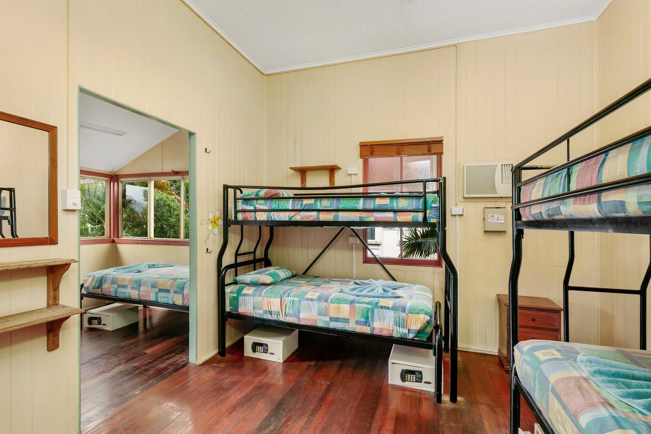 Travellers Oasis Hostel Cairns Bagian luar foto A typical room at a backpackers' hostel in Australia