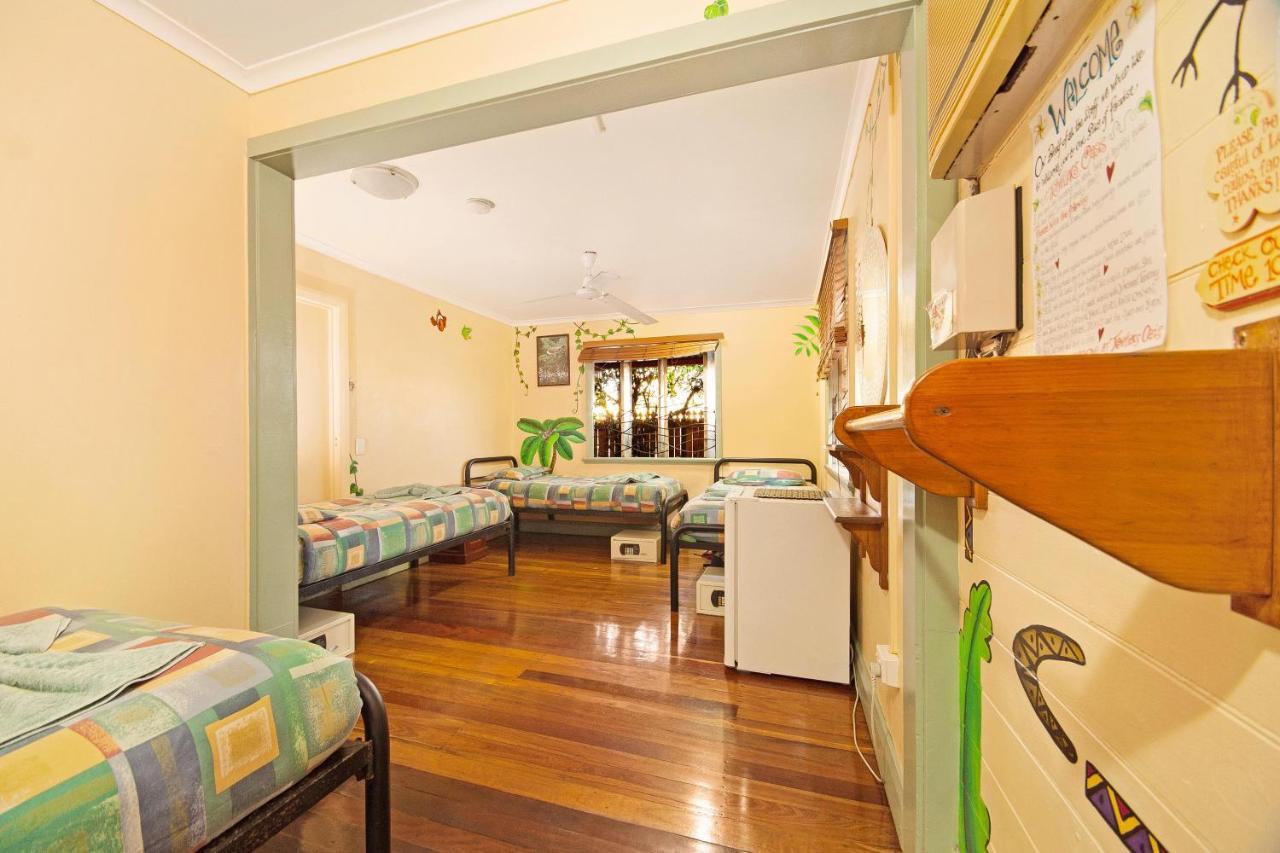 Travellers Oasis Hostel Cairns Bagian luar foto A typical hostel room
